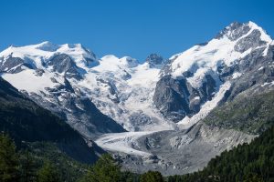 Photo Snow-capped mountains